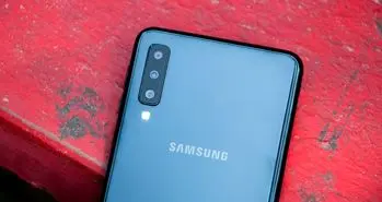 محافظ نمایشگر گلکسی A8s خبر از دوربین سلفی درون صفحه نمایش می دهد