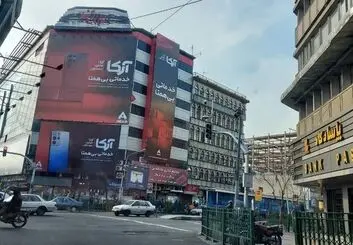 تجمع اعتراضی جمعی از کسبه پاساژ علاءالدین برای بی‌ثباتی قیمت ارز