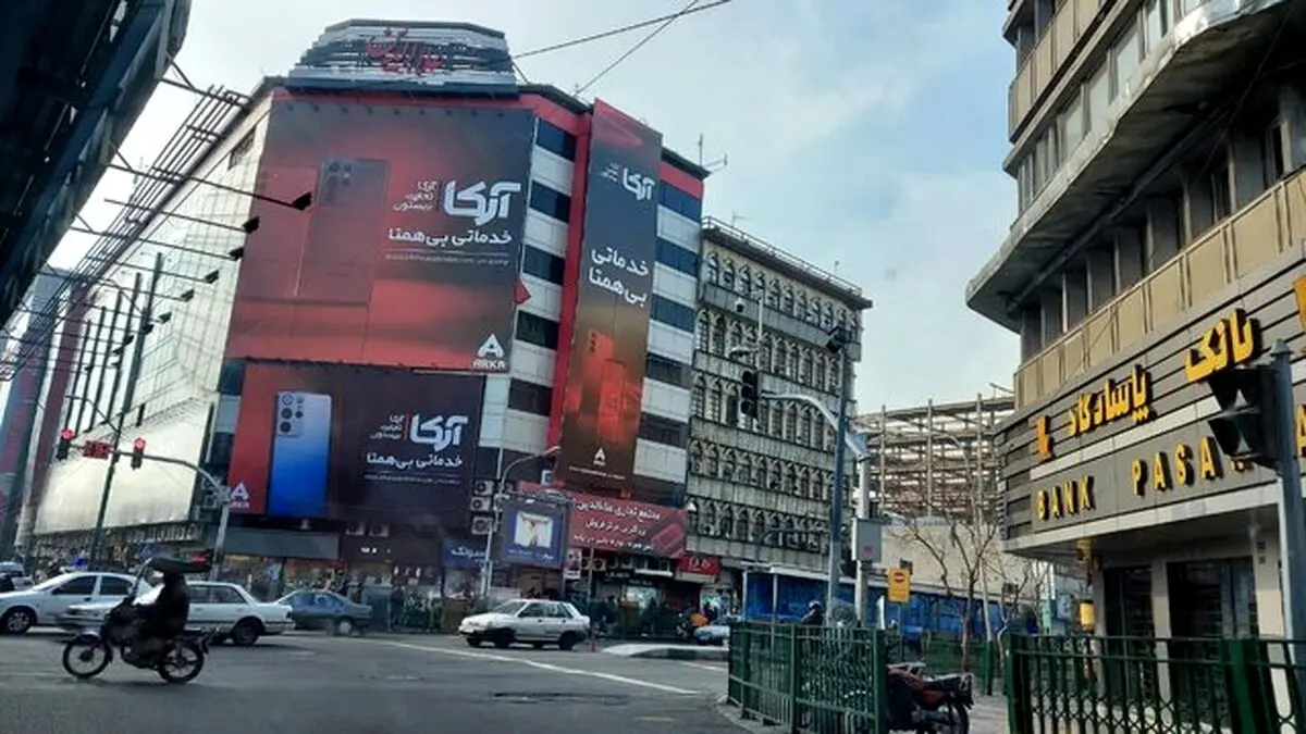 تجمع اعتراضی جمعی از کسبه پاساژ علاءالدین برای بی‌ثباتی قیمت ارز