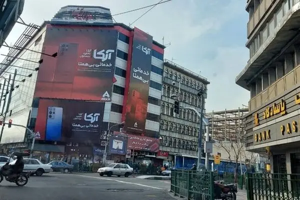 تجمع اعتراضی جمعی از کسبه پاساژ علاءالدین برای بی‌ثباتی قیمت ارز