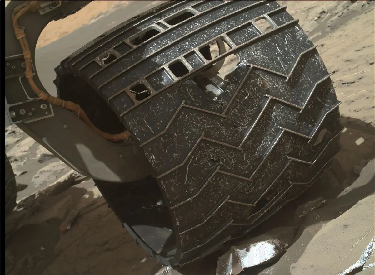 چرخ های مریخ پیما ترک خورده است!