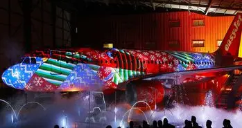 تماشا کنید: تزیین هواپیمای ایرباس با استفاده از یک رشته لامپ ۲۴۰۰ متری!