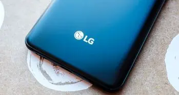 رندر ال جی W10 به دوربین اصلی سه گانه اشاره می کند