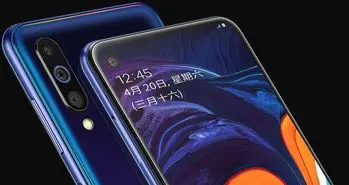 رندر گلکسی M40 به دوربین اصلی سه گانه اشاره می کند