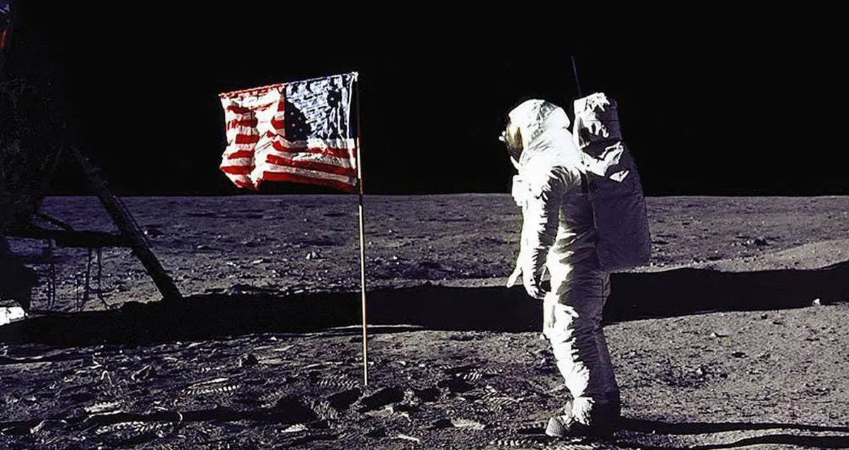 فروش فیلم های اصلی فرود فضاپیمای آپولو روی ماه با قیمت ۱.۸ میلیون دلار!
