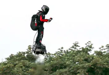 پرواز بر فراز کانال آبی انگلستان به وسیله یک هاوربورد