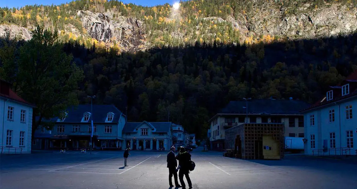 ریوکان | شهری که نور خود را از آینه ها می گیرد