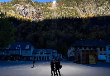 ریوکان | شهری که نور خود را از آینه ها می گیرد