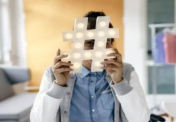 آموزش پنهان کردن هشتگ‌ها و توضیحات پست‌ها در اینستاگرام