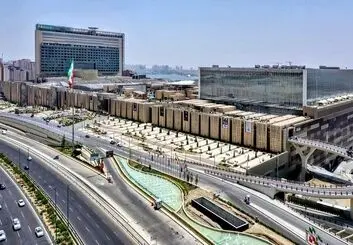فیلم تجهیز ۳۰۰۰ تخت بستری برای بیماران کرونایی در مجتمع تجاری ایران مال