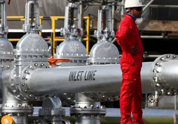 جنگ عربستان و روسیه قیمت جهانی نفت را به پایین‌ترین مبلغ خود در ۱۷ سال اخیر رساند