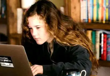 چگونه با استفاده از حساب مایکروسافت زمان نمایشگر در ویندوز 10 را محدود کنیم؟