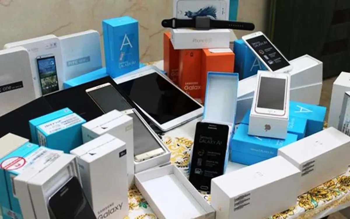 مردم برای خرید گوشی دست نگه‌ دارند!