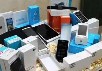 مردم برای خرید گوشی دست نگه‌ دارند!