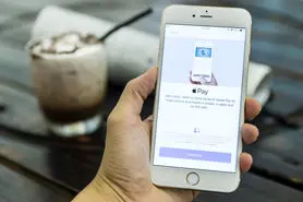 تحقیقات اتحادیه اروپا از اپل پی و اپ استور