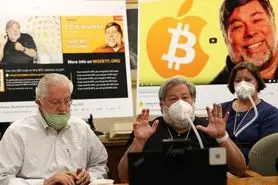 موسس اپل به دلیل کلاهبرداری بیت کوینی از گوگل شکایت کرد