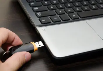 چگونه در ویندوز 10 فلش یا هارد را بی‌خطر از کامپیوتر جدا کنیم؟