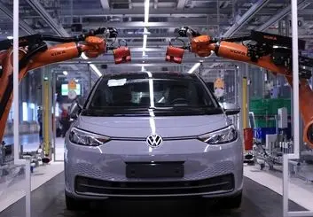 ایلان ماسک در سفر به آلمان با مدیرعامل فولکس‌واگن دیدار کرد