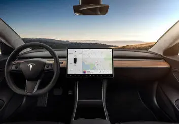 قابلیت جدید آپدیت نرم‌افزاری تسلا ؛ تشخیص تابلوهای محدودیت سرعت