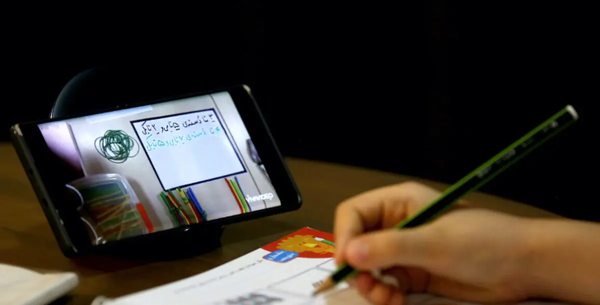 مجلس در حال بررسی طرح دوفوریتی تهیه گوشی‌های هوشمند برای دانش‌آموزان