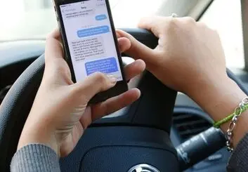 نزدیک به یک پنجم از رانندگان جوان حین رانندگی اقدام به برقراری تماس ویدیویی می‌کنند!
