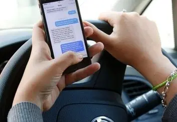 نزدیک به یک پنجم از رانندگان جوان حین رانندگی اقدام به برقراری تماس ویدیویی می‌کنند!