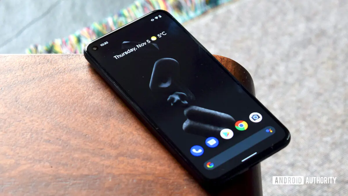 بررسی اجزای داخلی و تست مقاومت گوشی هوشمند Google Pixel 5