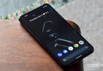 بررسی اجزای داخلی و تست مقاومت گوشی هوشمند Google Pixel 5