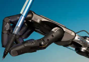 دست ماهر شادو روبات مانند دست انسان عمل می‌کند