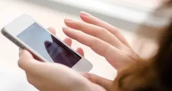 شارژ گوشی های هوشمند تنها با ضربه زدن به نمایشگر آن