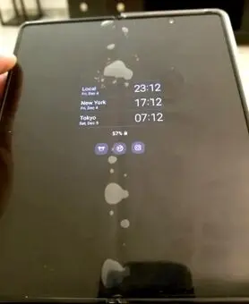 کاربران سامسونگ گلکسی Z Fold 2 از حباب محافظ صفحه شکایت دارند