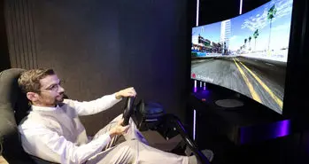 مانیتور گیمینگ خم شدنی ال جی در مراسم CES 2021 به نمایش گذاشته می شود