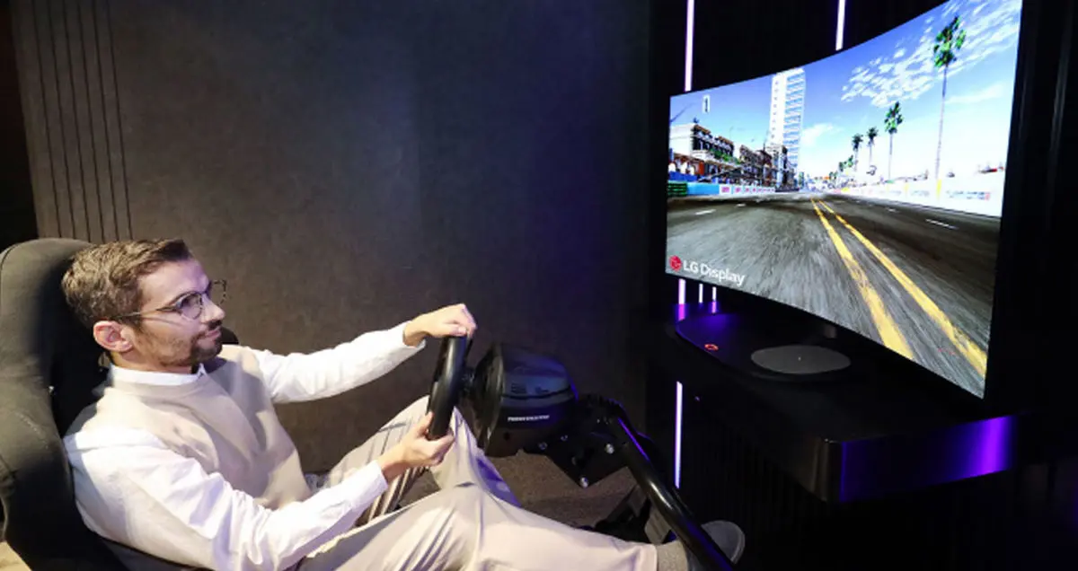 مانیتور گیمینگ خم شدنی ال جی در مراسم CES 2021 به نمایش گذاشته می شود