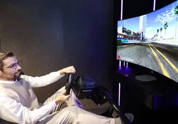 مانیتور گیمینگ خم شدنی ال جی در مراسم CES 2021 به نمایش گذاشته می شود