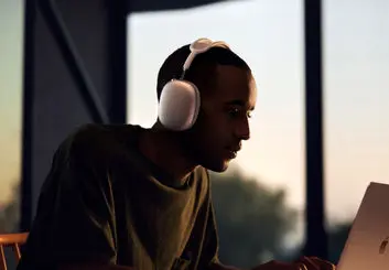 هدفون ارزان قیمت ایرپاد مکس با بدنه پلاستیکی از راه می رسد