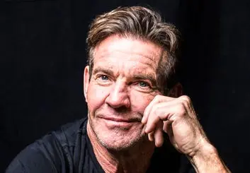 دنیس کواید در فیلم ریگان به عنوان رییس جمهور آمریکا ظاهر می شود