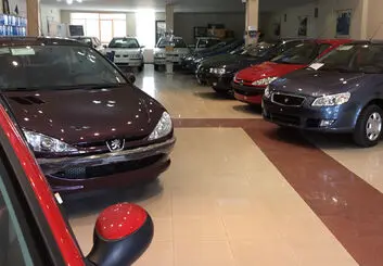 قیمت خودرو در بازار با تثبیت نرخ دلار بیشتر کاهش پیدا می‌کند