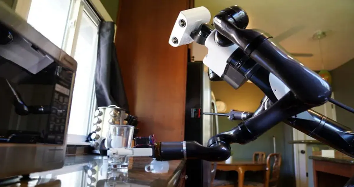 ربات تویوتا میزها را تمیز می‌کند و از خودش سلفی می‌گیرد!