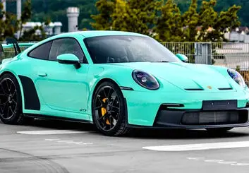تنها دو مدل از این پورشه 911 GT3 با رنگ سبز نعنایی موجود است!
