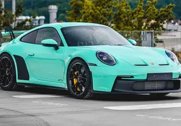 تنها دو مدل از این پورشه 911 GT3 با رنگ سبز نعنایی موجود است!