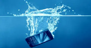 ضد آب بودن گوشی خود را بدون انداختن آن درون آب امتحان کنید