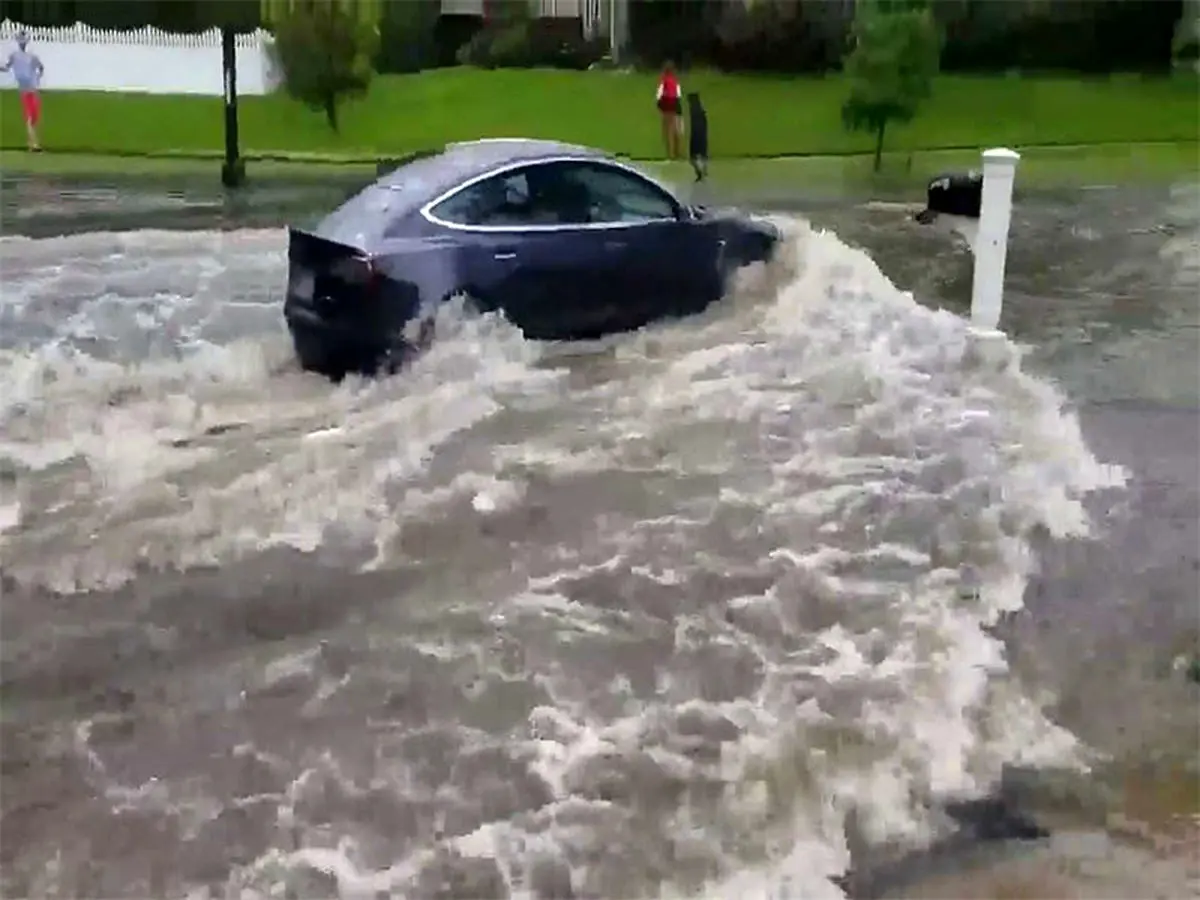 تماشا کنید | عبور خودکار اتومبیل تسلا در سیلاب!