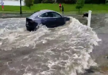 تماشا کنید | عبور خودکار اتومبیل تسلا در سیلاب!