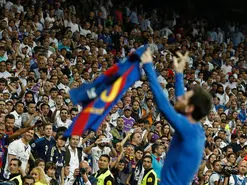 تماشا کنید | تجمع هواداران مسی در اطراف خانه‌اش و سر دادن شعار