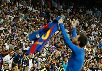 تماشا کنید | تجمع هواداران مسی در اطراف خانه‌اش و سر دادن شعار