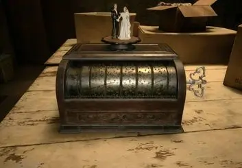 تماشا کنید | چگونه معمای جعبه موسیقی را در بازی رزیدنت اویل ویلج حل کنیم؟