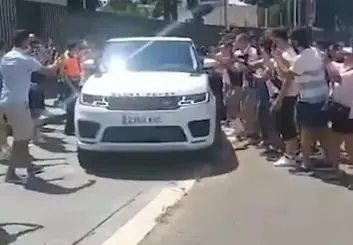 تماشا کنید | خداحافظی مسی از نیوکمپ و آخرین امضاهای او به طرفدارانش