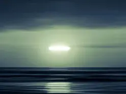 بشقاب پرنده نورانی بر فراز ابرهای کانادا