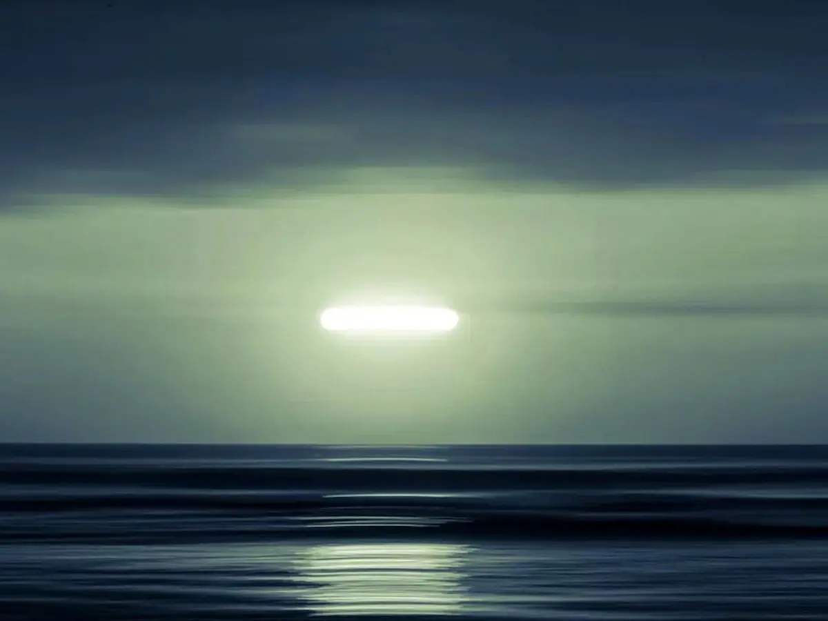 بشقاب پرنده نورانی بر فراز ابرهای کانادا