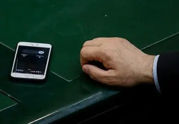 وقتی نماینده مجلس هم فیلترشکن روشن می‌کند | عکس جنجالی لو رفت!